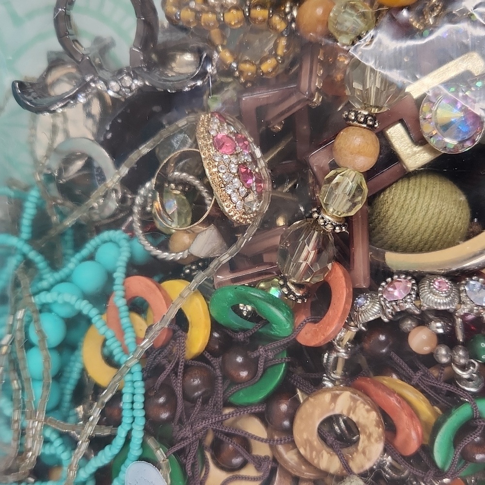 4lb Mystery Craft Broken Jewelry Loose Beads Lot PRICE FIRM - CANNOT BE BUNDLED - Picture 4 of 8